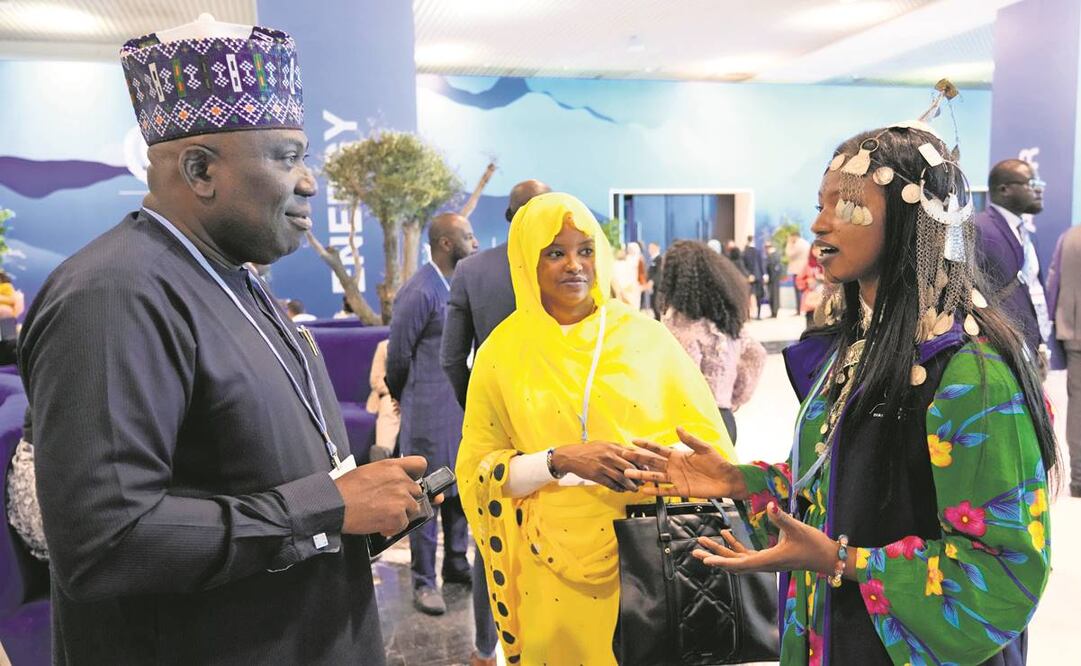 Delegados de la cumbre COP27 conversan, en el balneario de Sharm el Sheij, en Egipto. Foto: Peter Dejong/AP