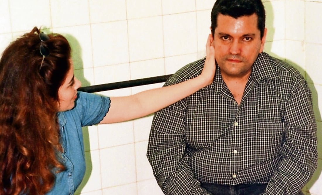 La cantante mexicana Gloria Trevi, a la izquierda, espera con su agente Sergio Andrade en el Instituto Médico de la policía para un examen médico antes de ser trasladada a una prisión de la Policía Federal en Brasilia, Brasil, el jueves 10 de febrero de 2000, a la espera de una decisión de la Corte Suprema sobre su extradición. Foto: AP Photo/Eraldo Peres, Archivo EL UNIVERSAL.