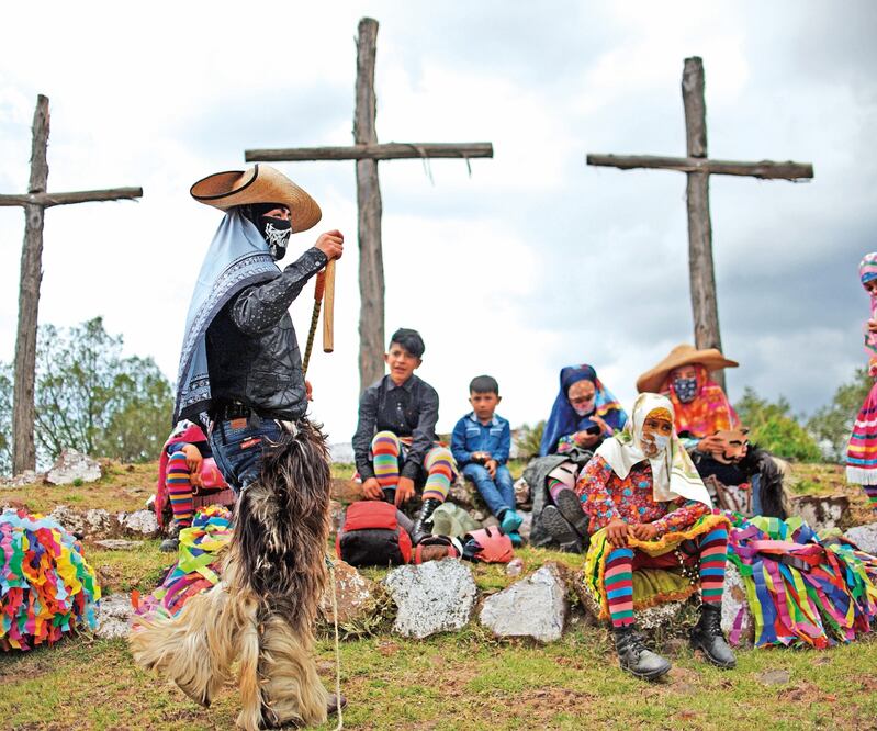 Pobladores recorrieron los cerros que rodean a Toluca de Guadalupe para representar la Danza de los Cuchillos. FOTOS: JESÚS ALVARADO. EL UNIVERSAL