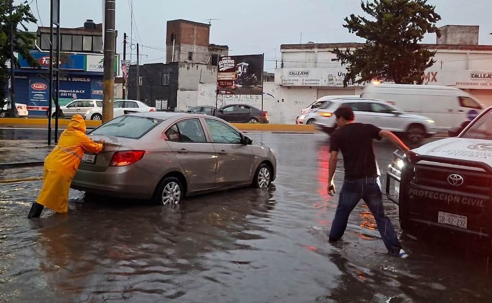 Tromba provoca inundaciones en Puebla; una mujer muere por caída de un árbol.
Foto: Especial.