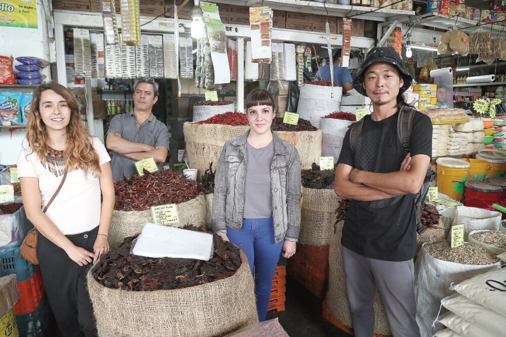 Algunos de los artistas que participarán en el proyecto realizaron un recorrido por las instalaciones de la Central de Abasto con el objetivo de conocer más a fondo la vida cotidiana de los comerciantes y clientes que acuden al mercado. (FOTOS: ARIEL OJE)