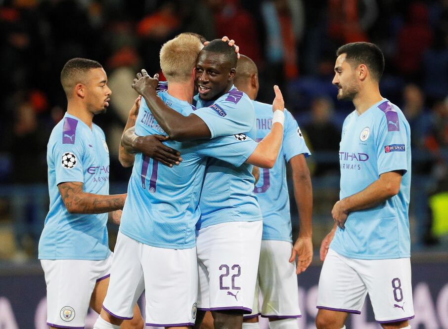 Kevin de Bruyne y Benjamin Mendy se felicitan después del partido. Foto: EFE