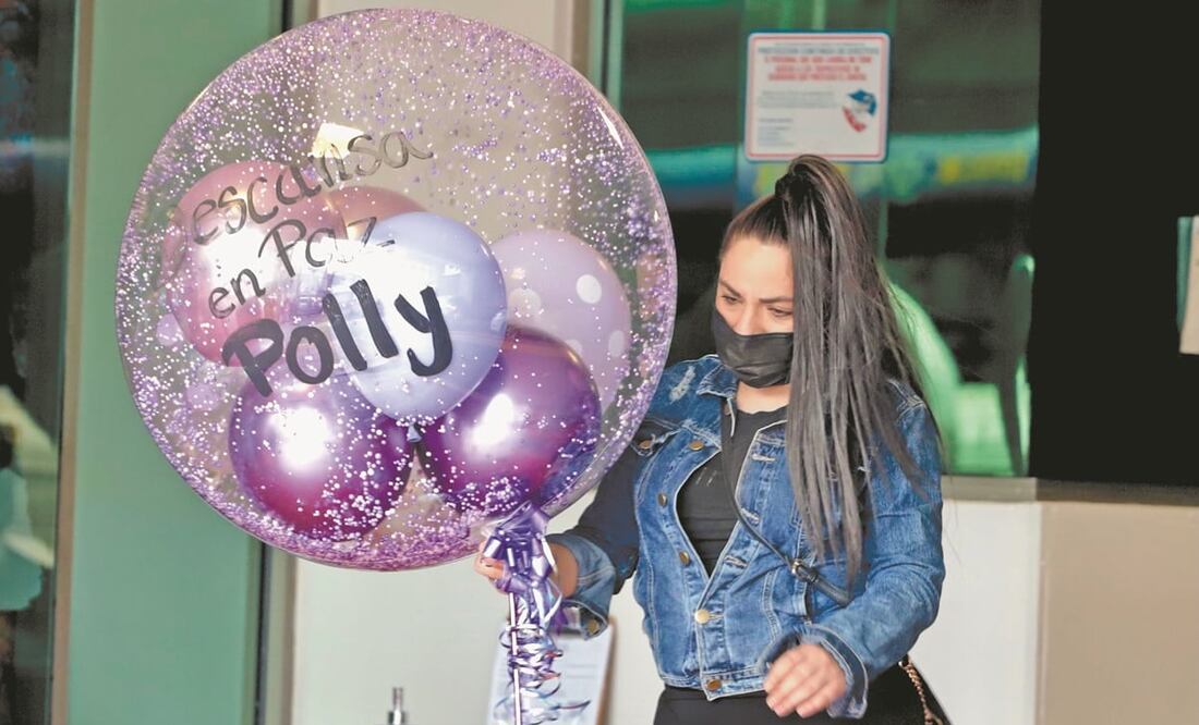 Tras el velorio, el cuerpo de Fernanda Olivares fue trasladado al panteón Dolores, escoltado por familiares y amigos que llevaban coronas de flores. Fotos: Berenice Fregoso. EL UNIVERSAL