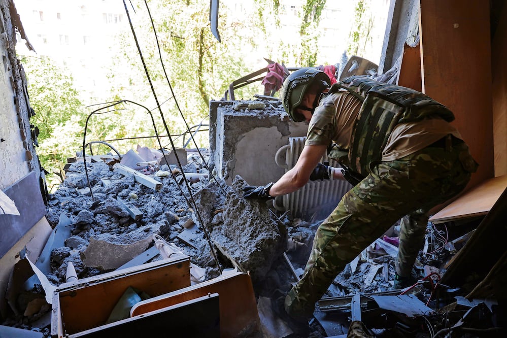 Un investigador ruso examina los daños tras el bombardeo en un edificio residencial en el centro de Donetsk. Foto: de ALESSANDRO GUERRA. EFE