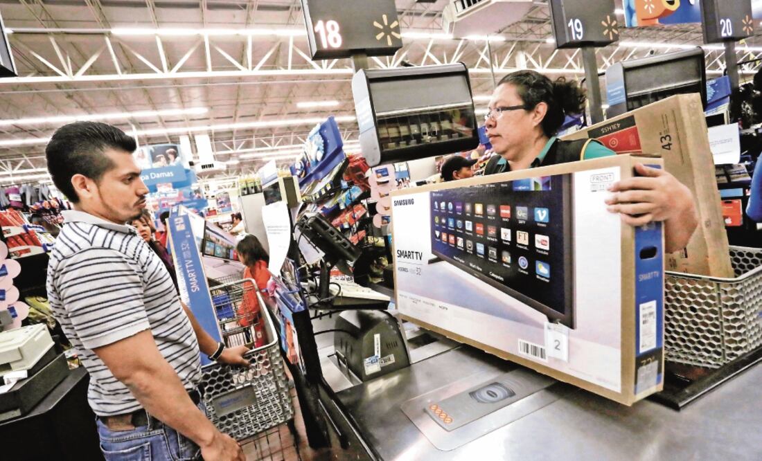 En las tiendas Walmart, 50% de las operaciones se realizan en efectivo, mientras que en Bodega Aurrerá alcanzan 80%. / ARCHIVO EL UNIVERSAL