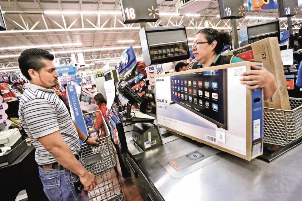En las tiendas Walmart, 50% de las operaciones se realizan en efectivo, mientras que en Bodega Aurrerá alcanzan 80%. / ARCHIVO EL UNIVERSAL