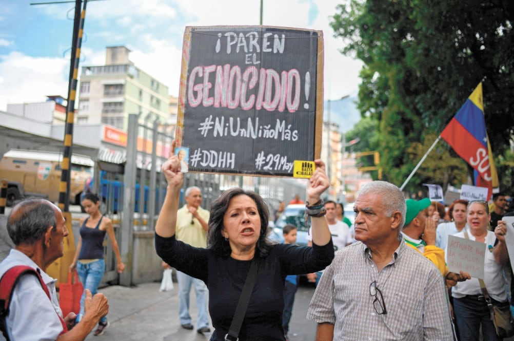 Médicos, familiares y pacientes del hospital José Manuel de los Ríos protestaron, el pasado 29 de mayo, contra el gobierno de Nicolás Maduro, en Caracas. Foto: FEDERICO PARRA. AFP