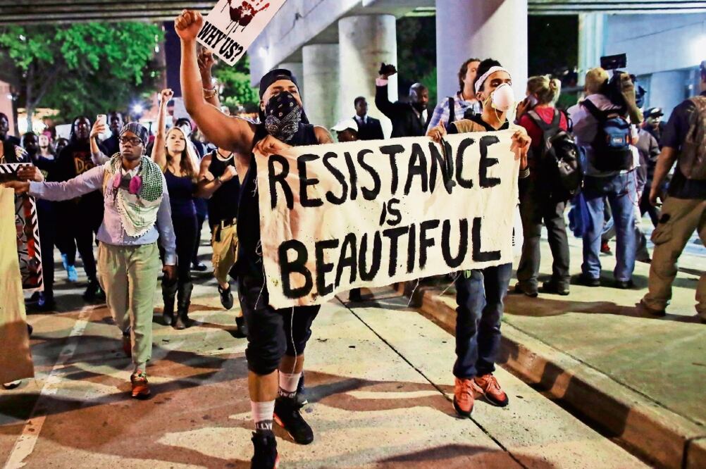 Manifestantes salieron anoche a las calles de Charlotte para protestar otra vez por la muerte, a manos de policías, del afroestadounidense Keith Scott (MIKE BLAKE. REUTERS)