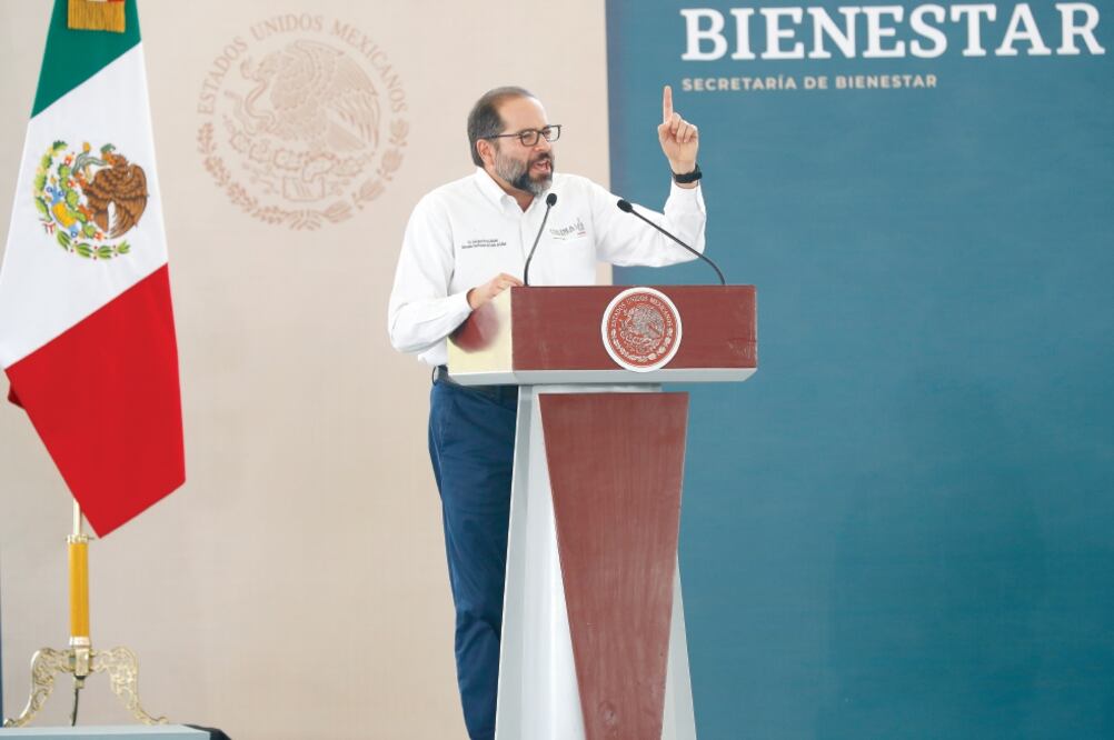 El gobernador de Colima, José Ignacio Peralta, durante el evento pidió airado a manifestantes que se calmaran y le dejaran hablar; “¿ya terminaron?, dijo. Foto: YADÍN XOLALPA. EL UNIVERSAL