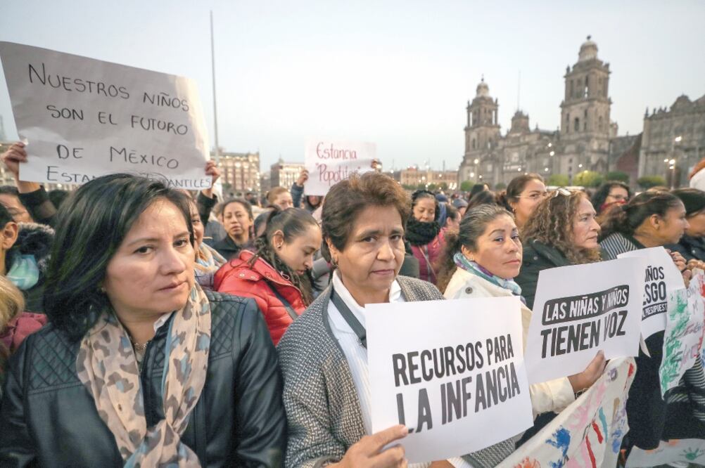 Minutos antes de las 7:00 horas, los manifestantes protestaron frente a Palacio Nacional para demandar al presidente Andrés Manuel López Obrador el incremento de los recursos para el programa de estancias infantiles. (JUAN CARLOS REYES. EL UNIVERSAL)