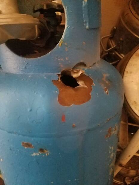 Grupo armado balea casa de exalcalde y quema autobús en Coalcomán, Michoacán