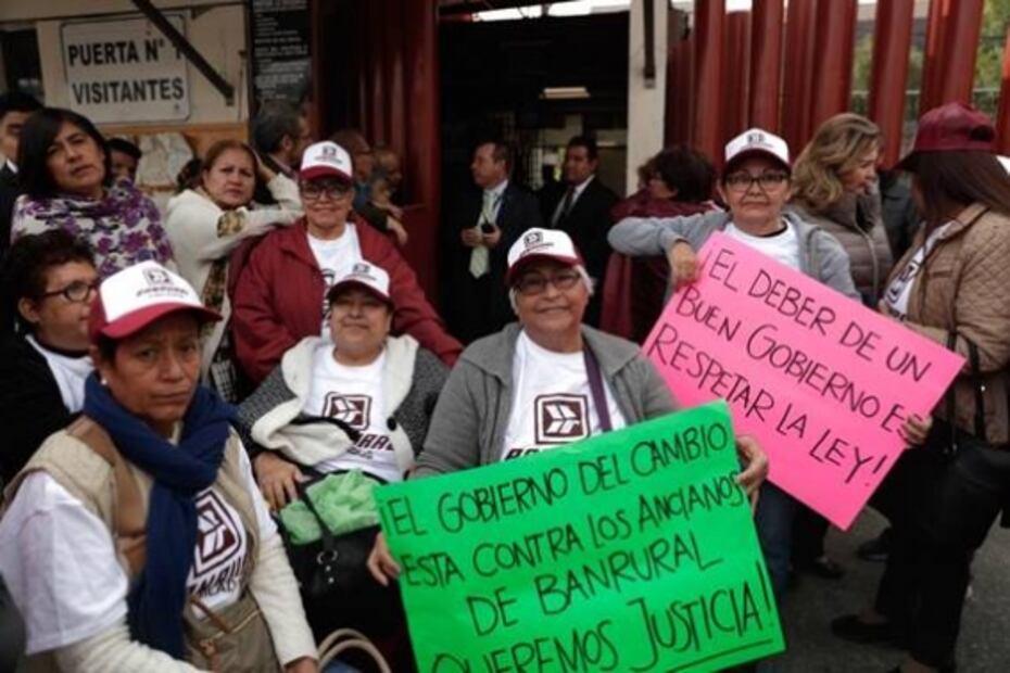 Ante bloqueos, autoridades ingresan a Cámara de Diputados por “pasadizo secreto”