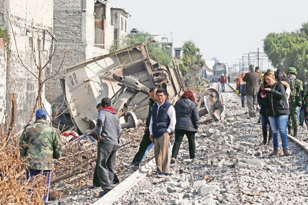 El 18 de enero en Ecatepec, dos mujeres y tres menores de edad murieron y uno más resultó herido tras el descarrilamiento de un tren. (REUTERS)