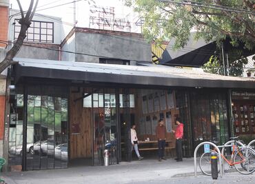 Asamblea de Barrios invade dos predios en la colonia Roma