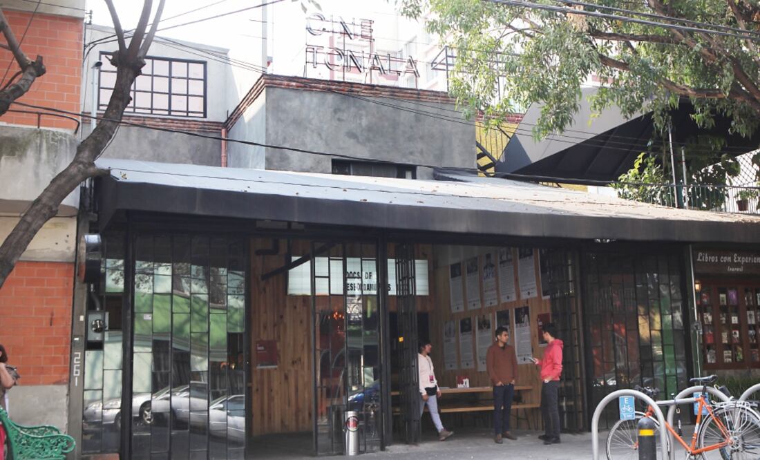 Zona insegura. Hay varios comercios cerca de los terrenos invadidos, como el cine Tonalá, el cual fue asaltado por varios hombres armados (ARCHIVO. EL UNIVERSAL)