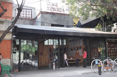 Asamblea de Barrios invade dos predios en la colonia Roma