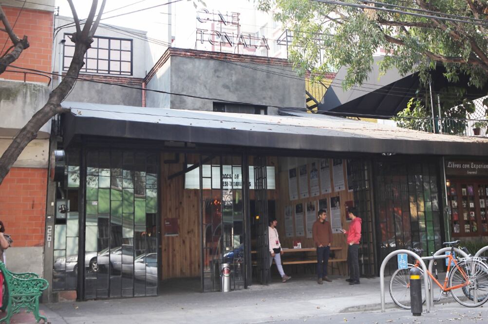 Zona insegura. Hay varios comercios cerca de los terrenos invadidos, como el cine Tonalá, el cual fue asaltado por varios hombres armados (ARCHIVO. EL UNIVERSAL)