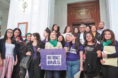 Proponen ley contra ciberacoso a la mujer