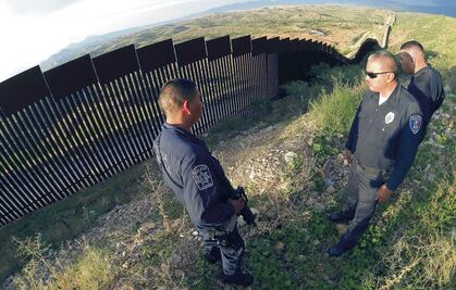 Hombres baleados en México cruzan a EU; muere uno