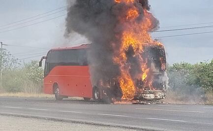 Guardia Estatal de Tamaulipas rescata a pasajeros y a operadores tras incendiarse autobús 