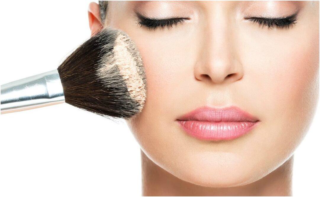 Para lograrlo solo necesitas un buen iluminador y una brocha si lo prefieres