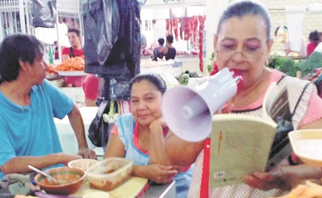 Vocación por enseñar. Sara Isabel Martínez desde hace un año y medio lee a locatarios del mercado Rafael Pascacio Gamboa. También fundó una biblioteca-taller. Foto: ÓSCAR GUTIÉRREZ. EL UNIVERSAL