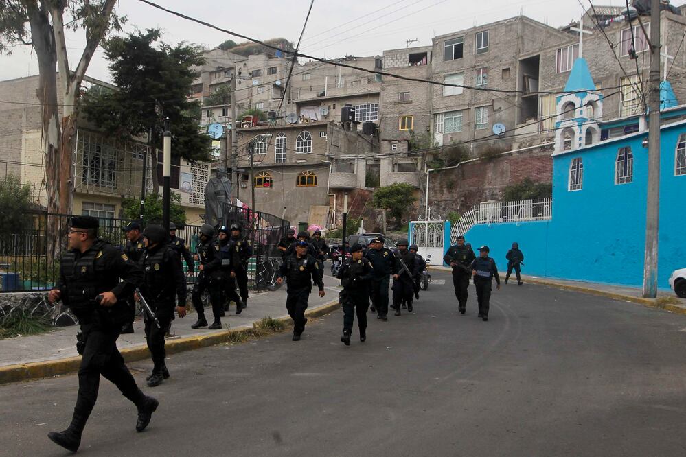 La Secretaría de Seguridad Pública del DF implementó desde ayer un operativo de revisión en varios puntos de la delegación Iztapalapa (FERNANDO RAMÍREZ. EL UNIVERSAL)