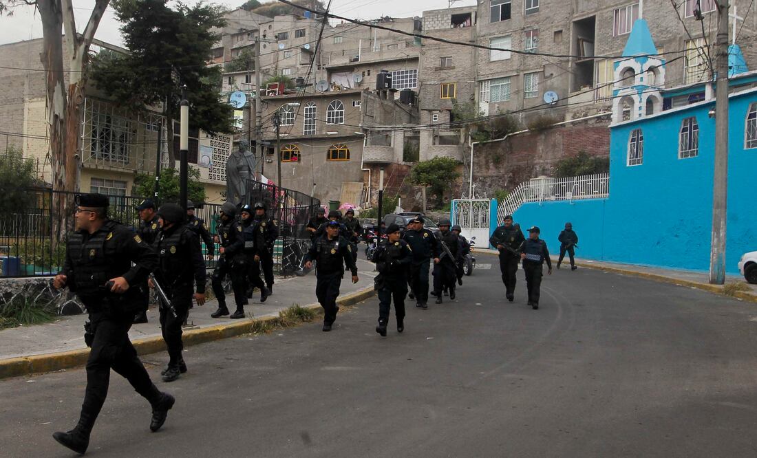 La Secretaría de Seguridad Pública del DF implementó desde ayer un operativo de revisión en varios puntos de la delegación Iztapalapa (FERNANDO RAMÍREZ. EL UNIVERSAL)