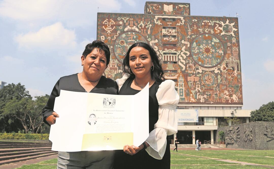 Sandra Peralta y su madre María Magdalena García posan frente a la Biblioteca Central de la Universidad, para mostrar el Título de Médico Cirujano de la joven. Foto: Carlos Mejía. EL UNIVERSAL