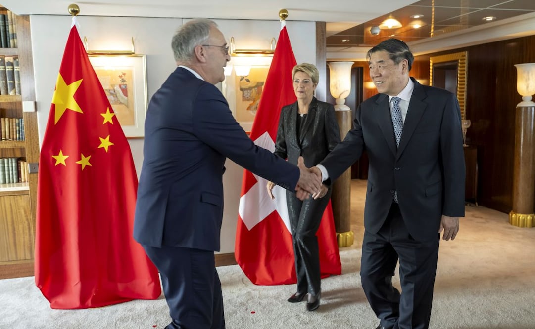 El ministro de Economía de Suiza, Guy Parmelin (izquierda), estrecha la mano del vice primer ministro chino, He Lifeng, junto a la presidenta de Suiza, Karin Keller-Sutter. (10/05/25) Foto: AP