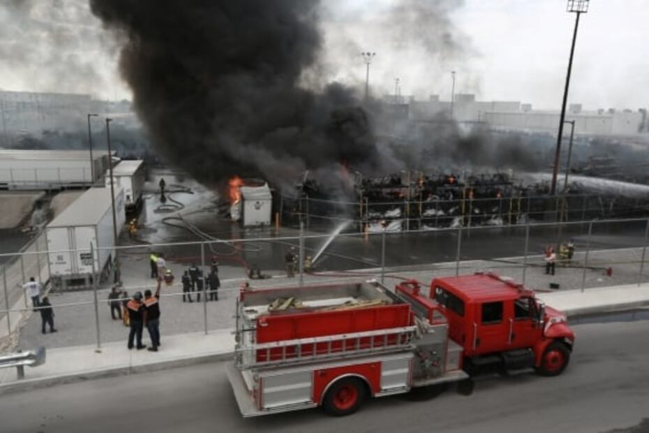 Explosión en bodega de Ciudad Juárez genera enorme columna de humo
