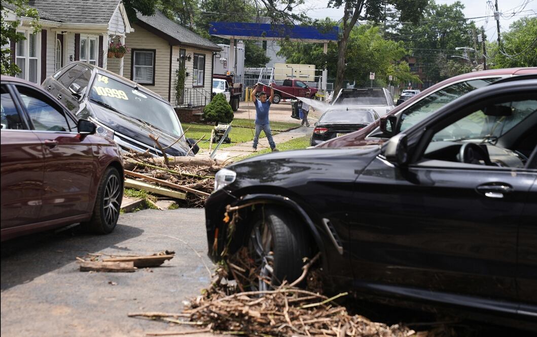 En la imagen se observan varios autos que fueron arrastrados por las inundaciones en North Plainfield, Nueva Jersey, el martes 15 de julio de 2025. Foto: AP