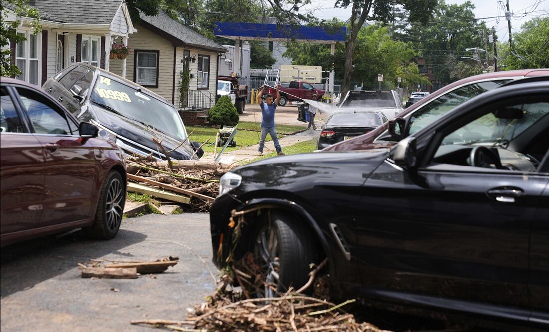 En la imagen se observan varios autos que fueron arrastrados por las inundaciones en North Plainfield, Nueva Jersey, el martes 15 de julio de 2025. Foto: AP