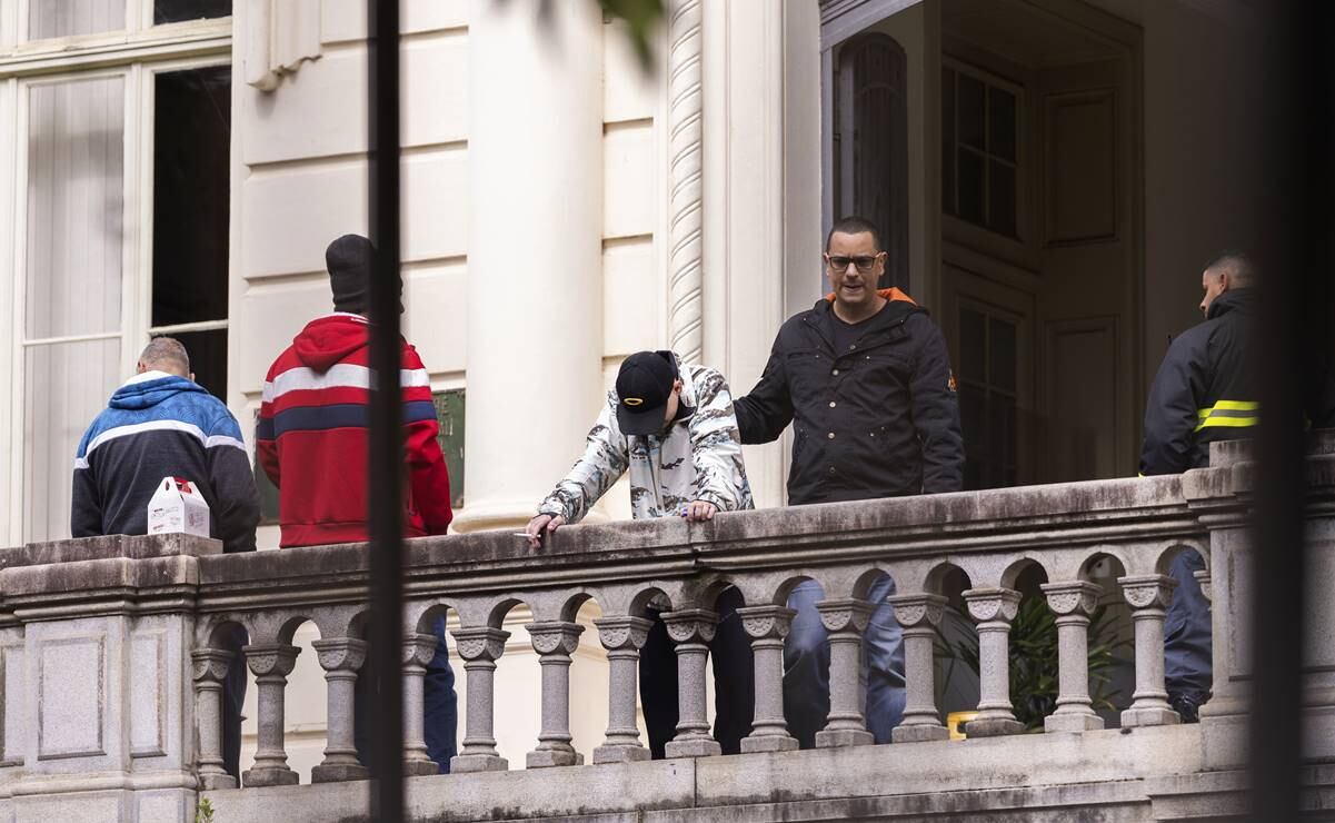 Familiares de las víctimas del accidente aéreo llegan a la sede del instituto de medicina legal para el reconocimiento de las víctimas. Foto: AP