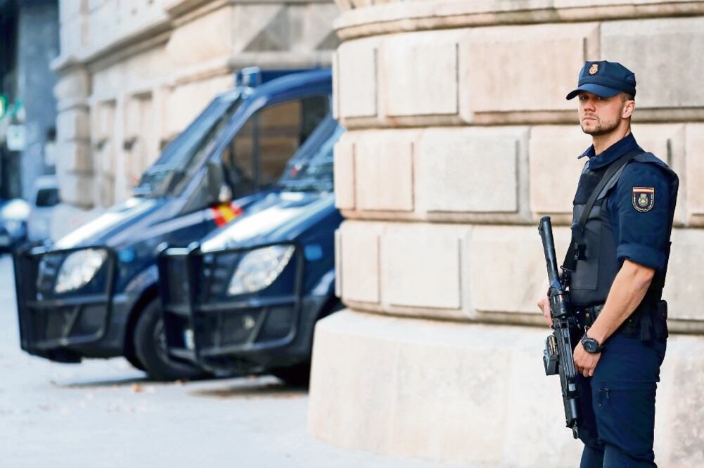 Refuerzan seguridad. Elementos de la Policía Nacional de España custodian el edificio de la Suprema Corte de Justicia de Barcelona. FOTO: GONZALO FUENTES. REUTERS
