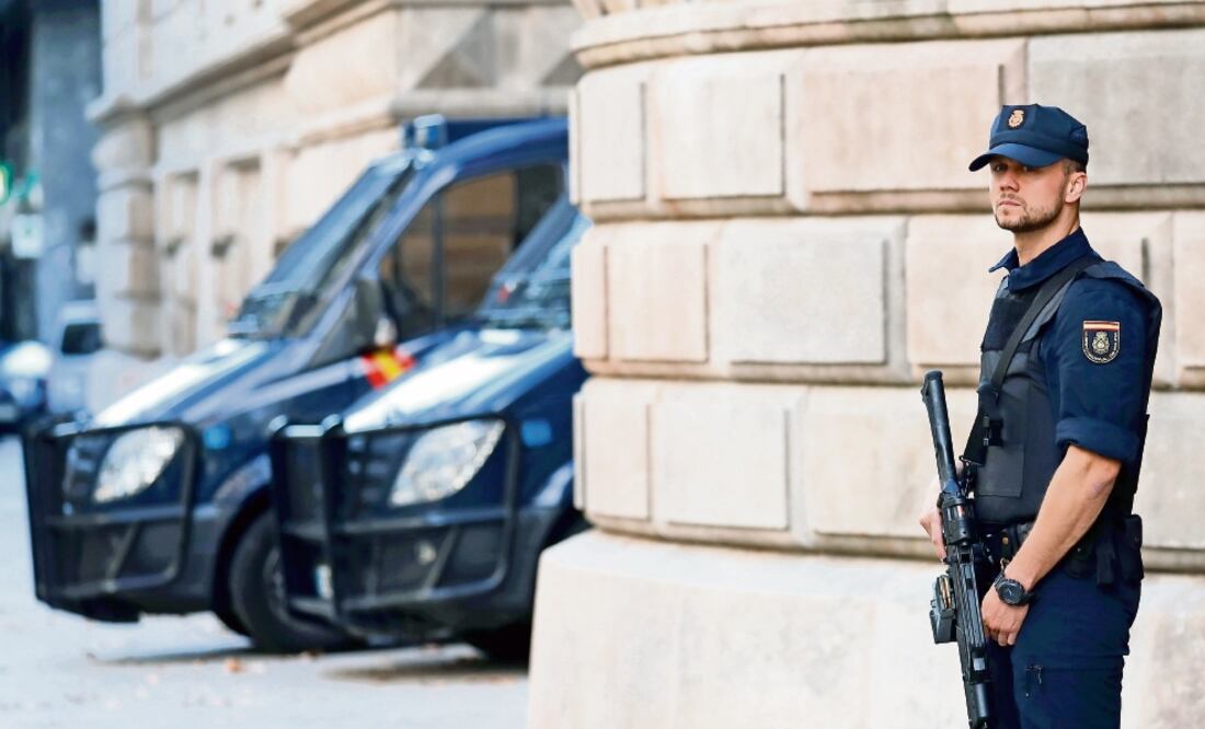 Refuerzan seguridad. Elementos de la Policía Nacional de España custodian el edificio de la Suprema Corte de Justicia de Barcelona. FOTO: GONZALO FUENTES. REUTERS
