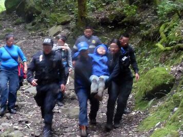 Rescatan a joven perdida en zona boscosa de Tlalmanalco