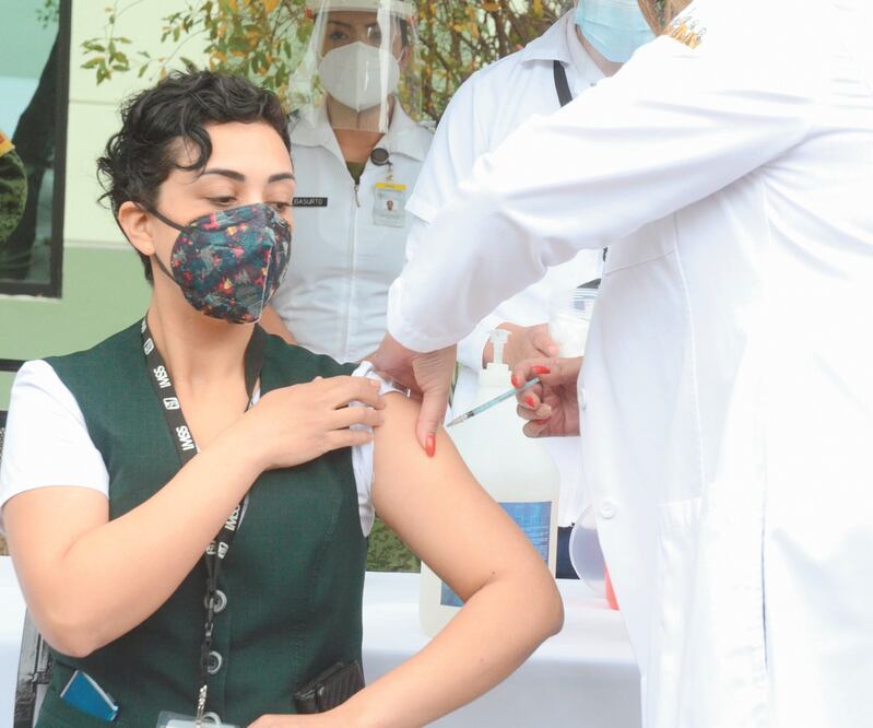 Debe contemplarse la vacunación para médicos y personal sanitario privado, consideró el presidente Andrés Manuel López Obrador. ARCHIVO EL UNIVERSAL