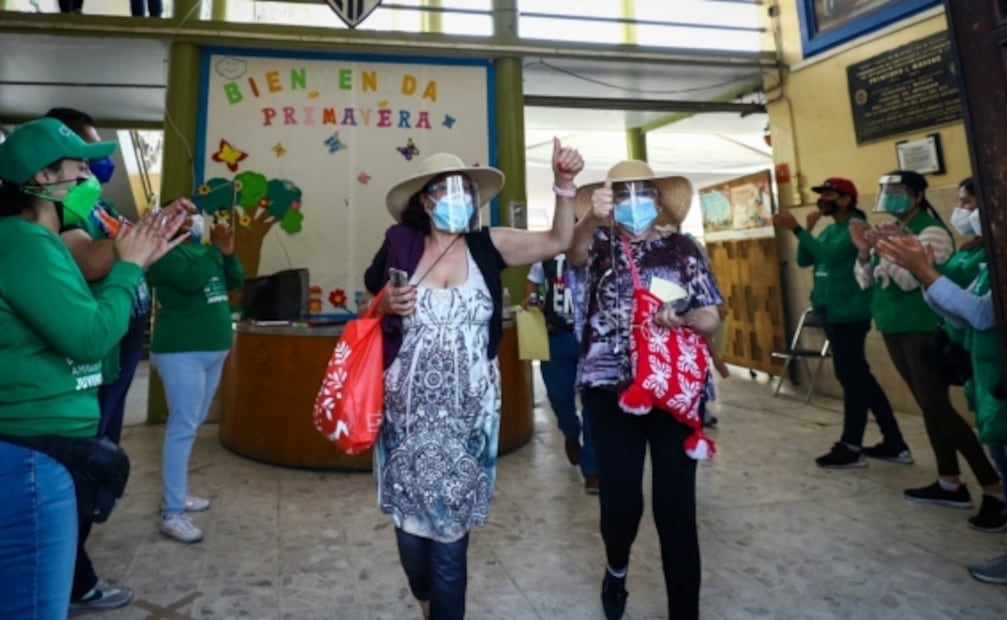 Desorganización y esperanza en aplicación de vacunas, migración y multitudes en las calles, entre las fotos de la semana