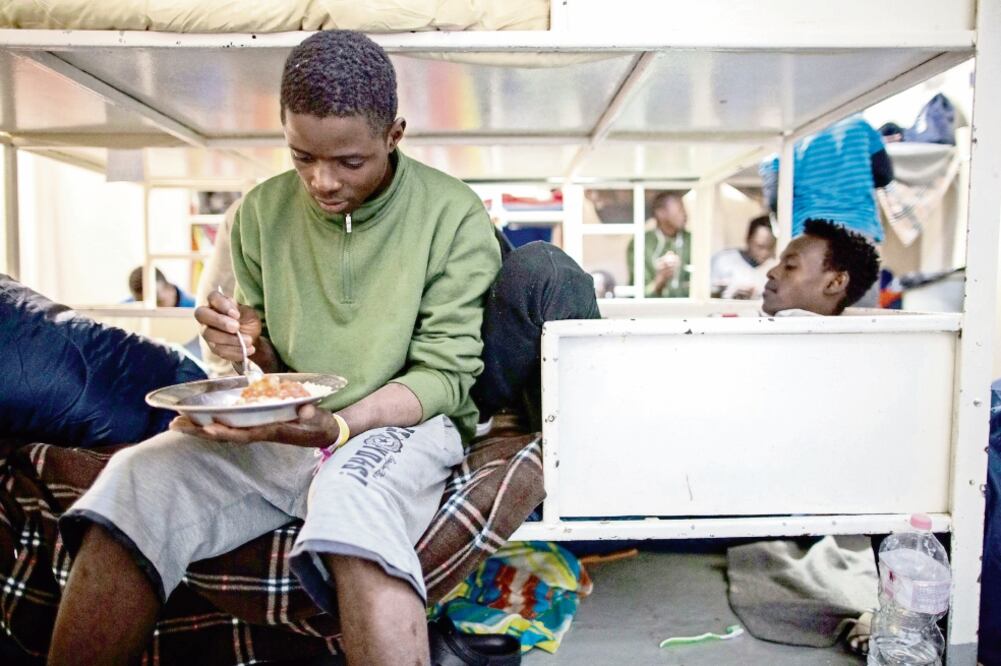 Uno de los 47 migrantes rescatados el pasado 19 de enero por el Sea Watch 3, y que ayer Italia aceptó recibir. (FEDERICO SCOPPA. AFP)