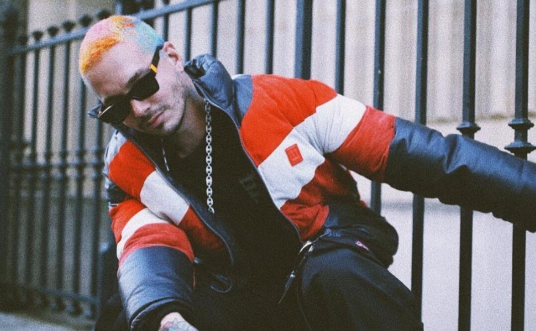 El cantante lució su accesorio en redes sociales. Foto: Instagram