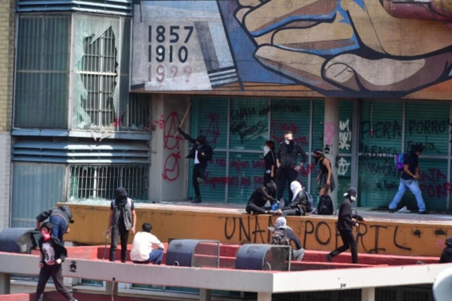 Encapuchados realizan pintas en Rectoría, a un año del ataque a estudiantes del CCH