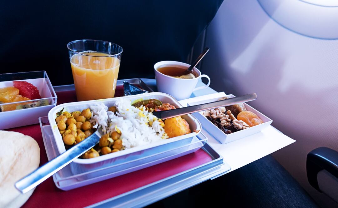 Debido a que la cabina de un avión está presurizada, se alteran los sabores de la comida. Foto: iStock