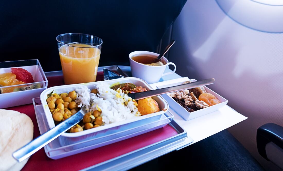 Debido a que la cabina de un avión está presurizada, se alteran los sabores de la comida. Foto: iStock