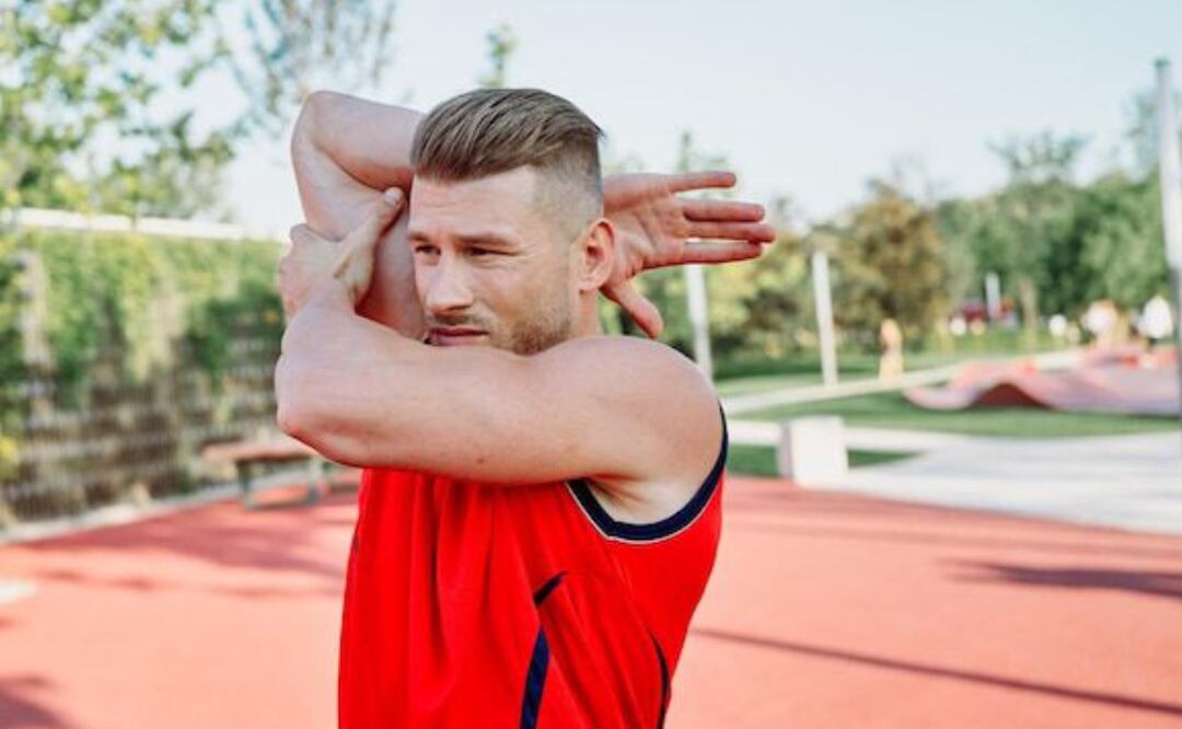 Descubre el método para conservar la masa muscular sin entrenar. Fuente: Freepik.