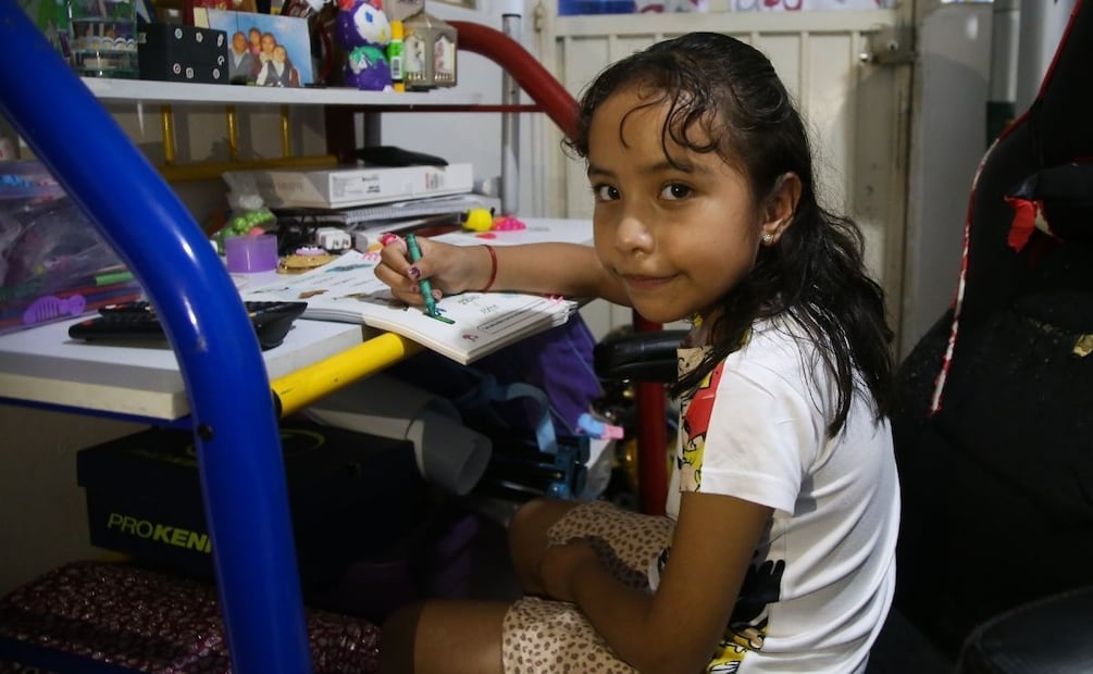 Gaby se prepara para entrar a la primaria. Foto: Carlos Mejía EL UNIVERSAL