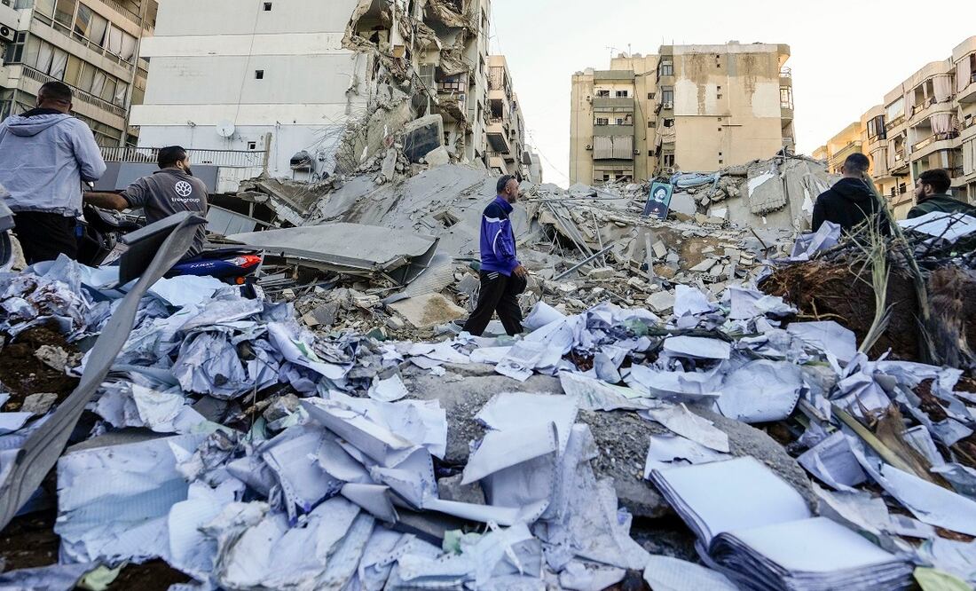 Documentos de al-Qard al-Hassan, institución financiera de Hezbolá, regados en el sitio de un ataque israelí en un suburbio de Beirut, en Líbano. FOTO: HASSAN AMMAR. AP