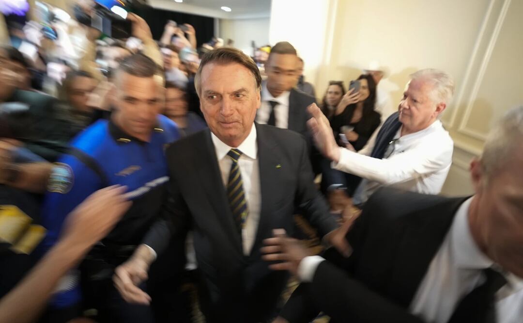 El expresidente de Brasil Jair Bolsonaro sale tras un acto en el Trump National Doral Miami, en Doral, Florida, el 3 de febrero de 2023. Foto: AP
