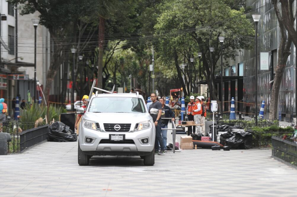 Del edificio de Génova 33 ayer sacaron diversos objetos de la pizzería y la cafetería que se encontraban en la planta baja para iniciar con la demolición (VALENTE ROSAS. EL UNIVERSAL)