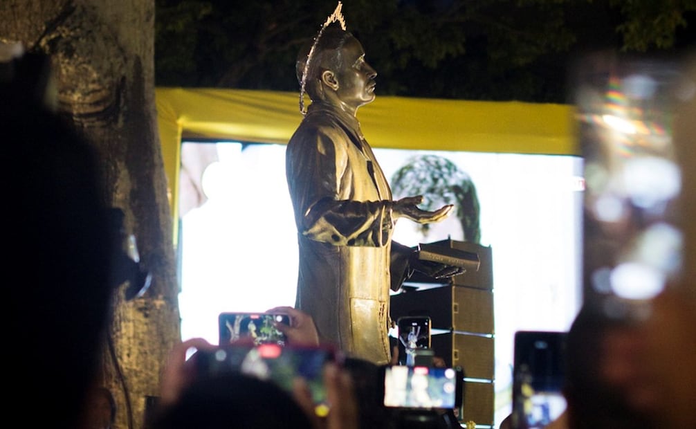 San José Gregorio Hernández y la fe de un pueblo
Caracas acompañó con fe el día en que el Vaticano proclamó santo a José Gregorio Hernández. Desde tempranas horas, fieles se congregaron en vigilia para honrar al médico venezolano cuya devoción popular ha atravesado generaciones. La imagen, ya con la aureola de santo, simbolizó el reconocimiento oficial a una fe que el pueblo sostuvo durante décadas. Velas encendidas, oraciones y silencio marcaron una jornada histórica en la que la devoción se expresó en las calles como parte de la identidad colectiva venezolana. Foto: Ezequiel Carías / El Nacional, Venezuela